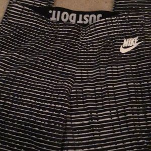 Nike Print leggings w/ elastic waistband. Size XS